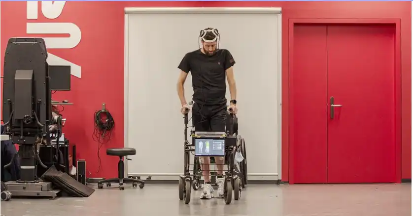 Un hombre con paraplejia vuelve a caminar gracias a la tecnología
