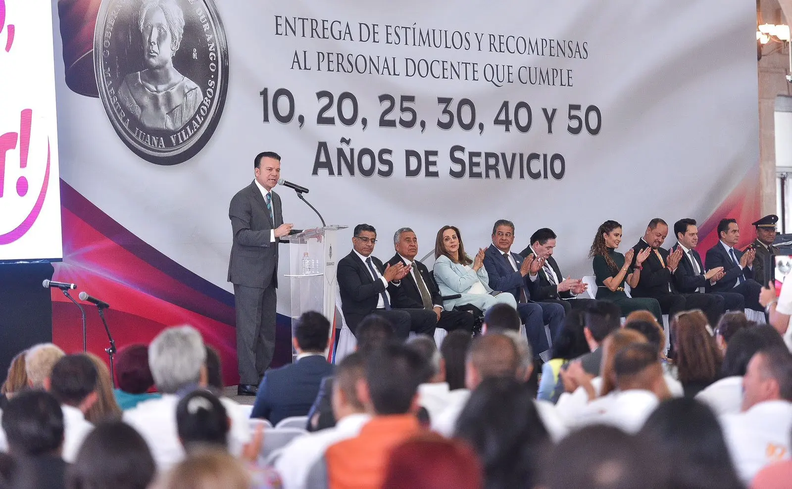 2 mil 474 docentes fueron reconocidos hoy por sus años de servicio y dedicación 