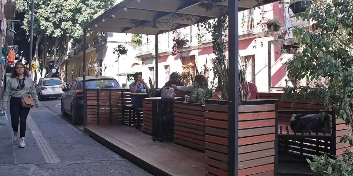 Por caída de ceniza, restaurantes de Puebla dejaron de utilizar las terrazas
