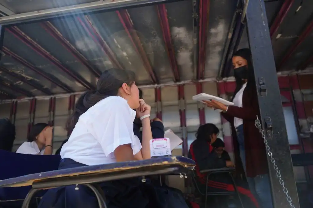 AMLO aumenta salario de maestros: &#8216;Ninguno ganará menos de 16,000 pesos&#8217;