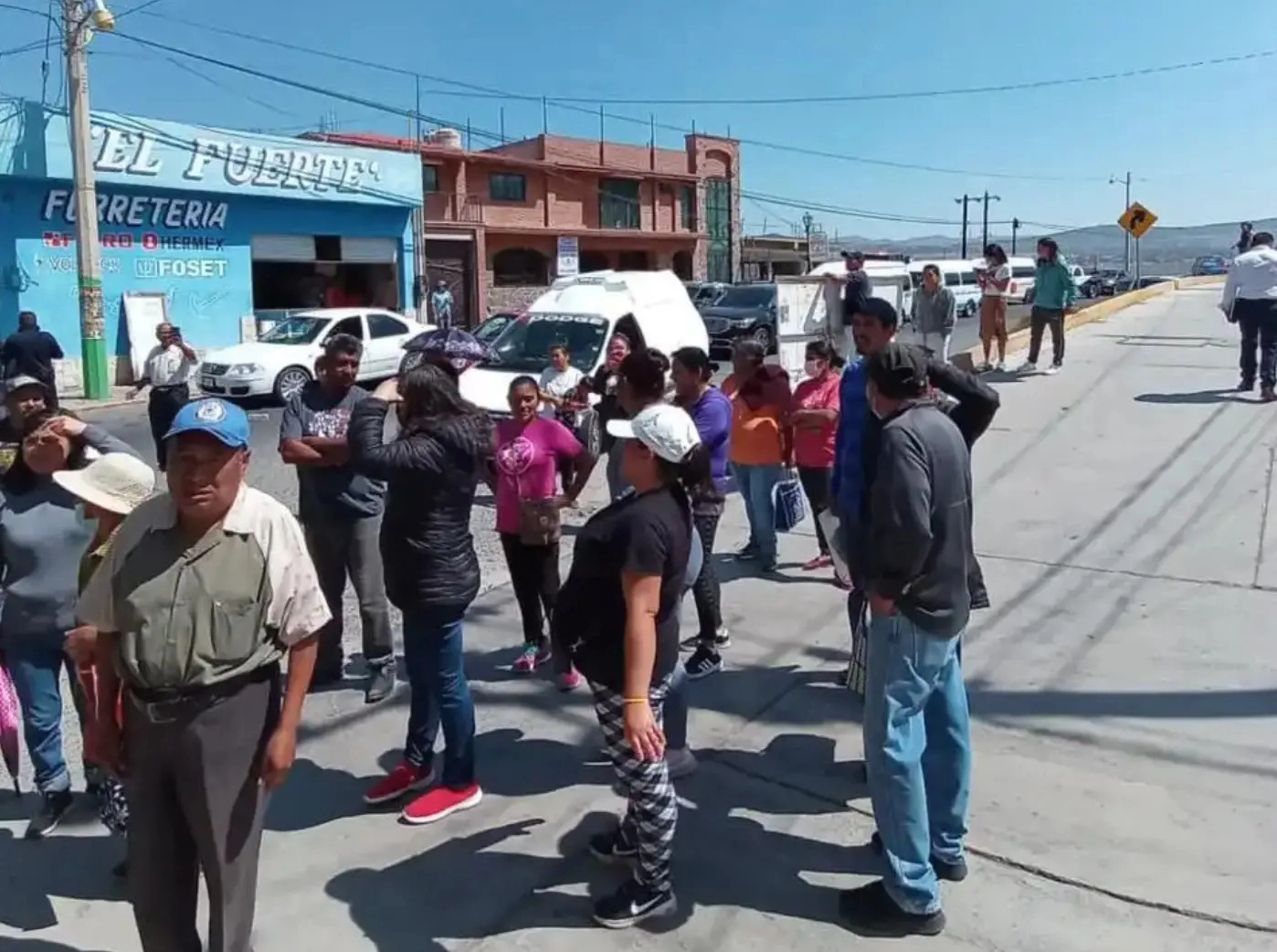 En diversos puntos de Pachuca, Hidalgo, y su área metropolitana, habitantes realizaron bloqueos ante la falta dee agua.