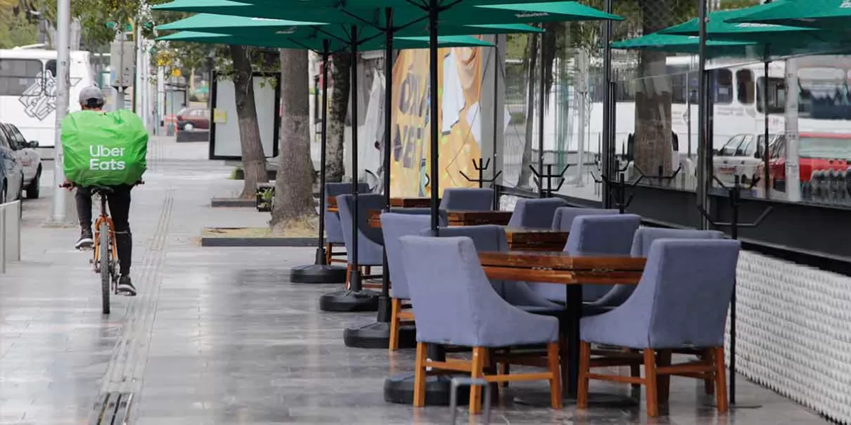 Suspenden el servicio de terrazas en restaurantes de Puebla por caída de ceniza