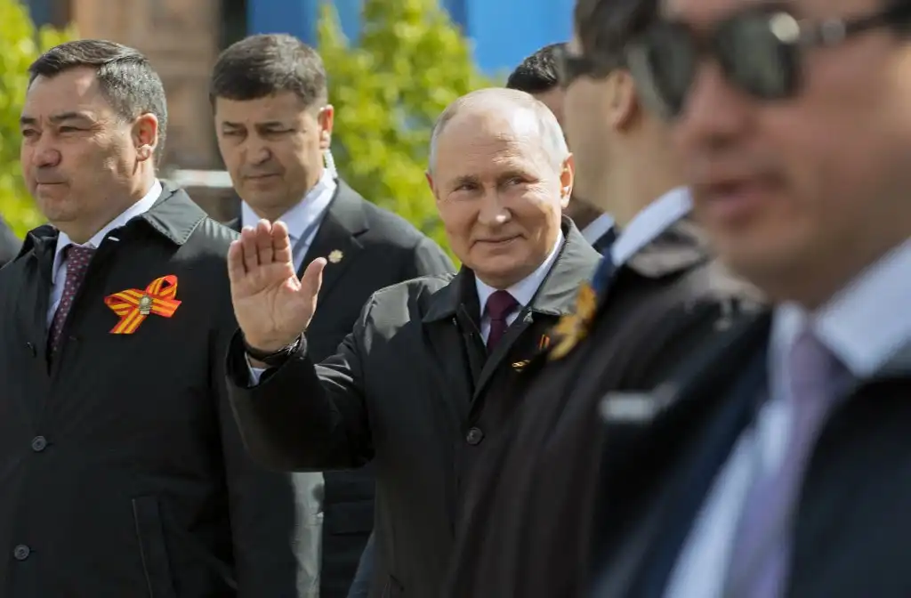 Rusia saldrá victoriosa en Ucrania, afirma Vladimir Putin durante desfile militar