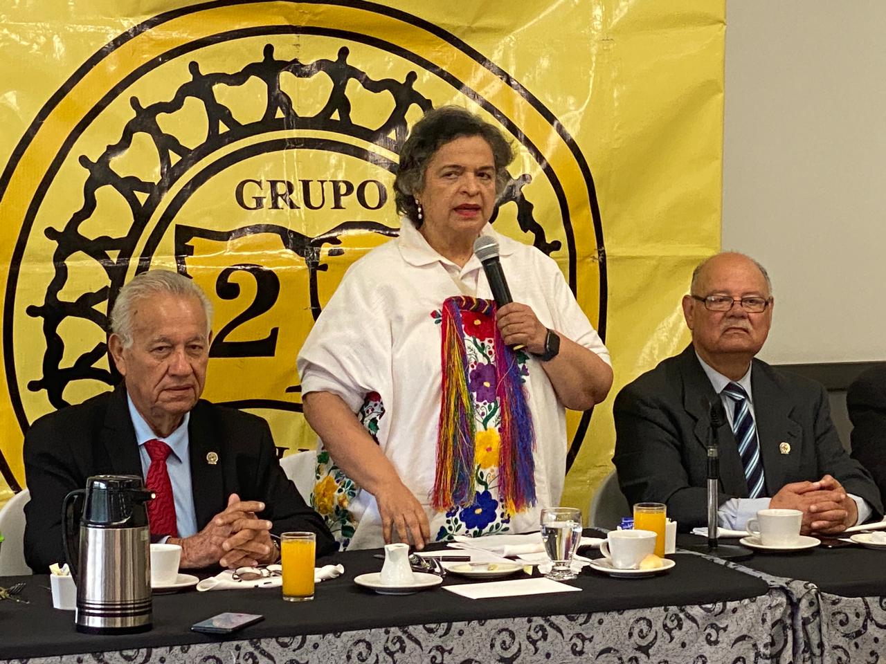 Beatriz Paredes en encuentro con Grupo 21
