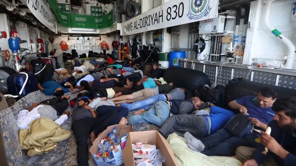 &#8220;Ayuden a salir a mi familia&#8221;: desesperación y caos en puerto de Sudán por conflicto