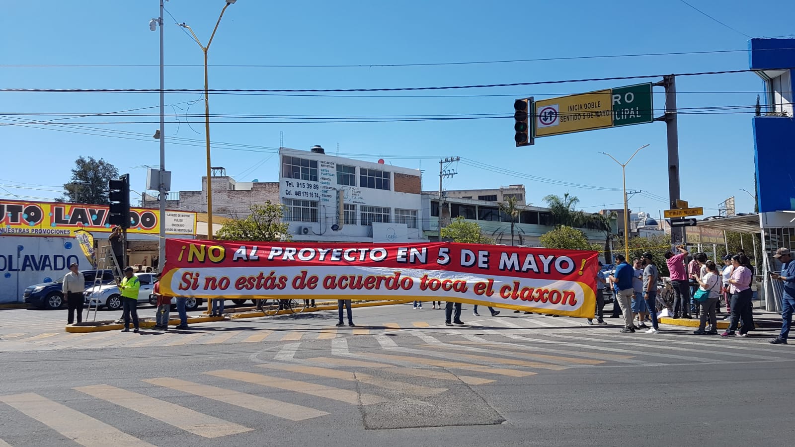 Con cierre de calles, comerciantes exigen fin a cambios en la 5 de Mayo