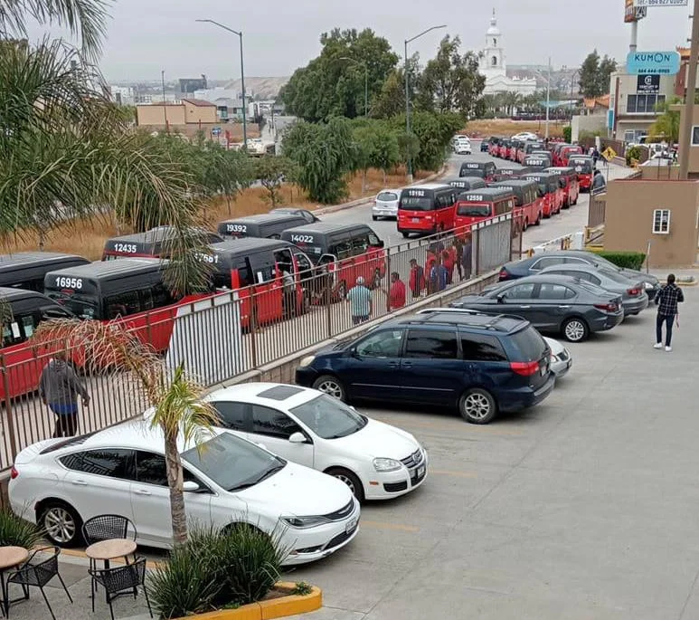 Transportistas anuncian posibles bloqueos en garitas de San Ysidro y Otay