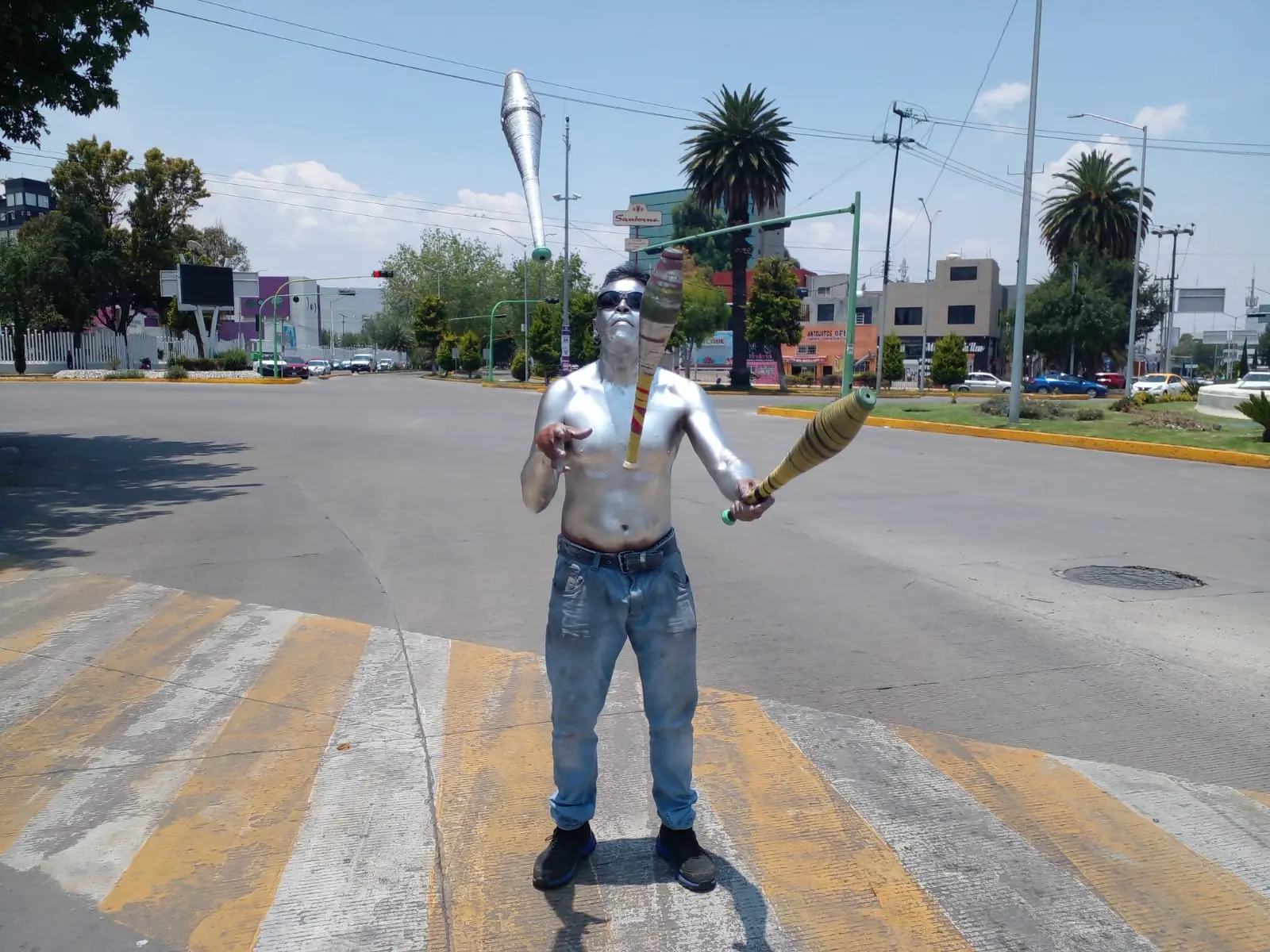 “Plateado” se gana la vida haciendo malabares en Pachuca