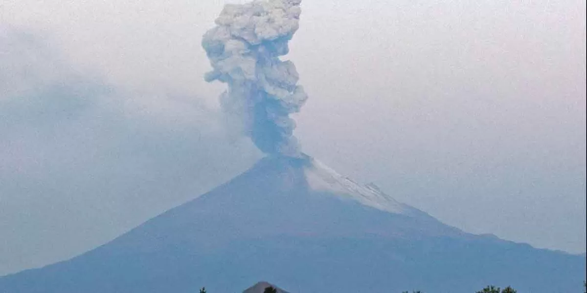 13 municipios de Puebla tendrán clases en línea por caída de ceniza del Popocatépetl