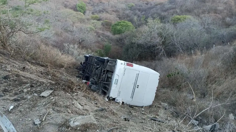 Vuelca camion