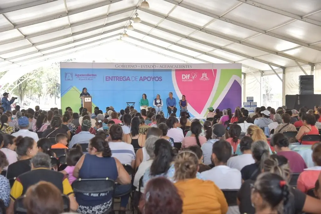 En Jesús María, entregan apoyos a personas de escasos recursos