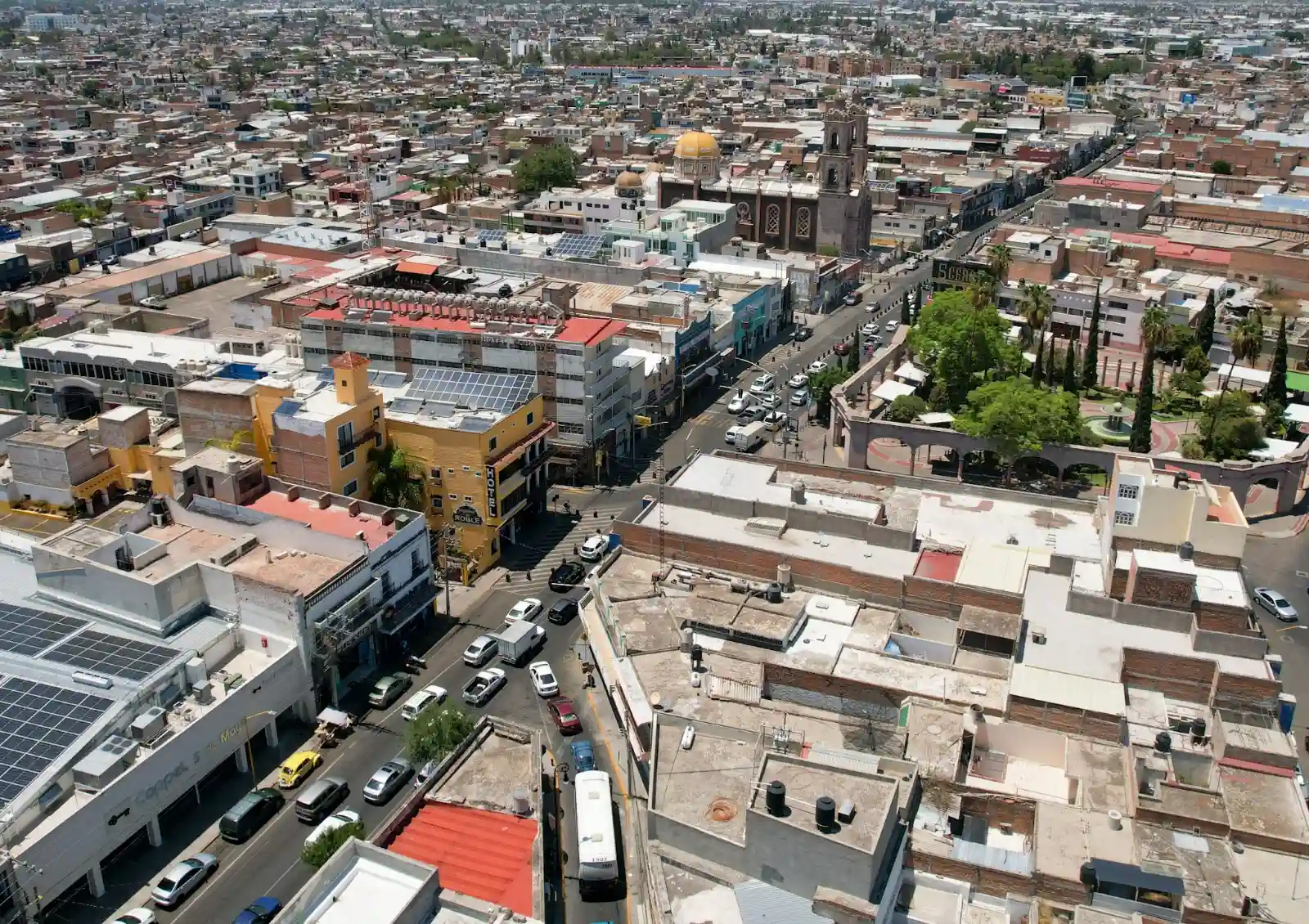 Inician cambios en semáforos y maceteros en la 5 de Mayo