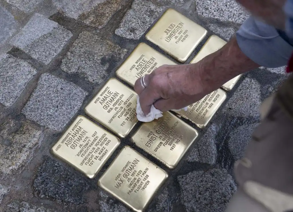 Más de 100,000 adoquines preservan la memoria de las víctimas del Holocausto