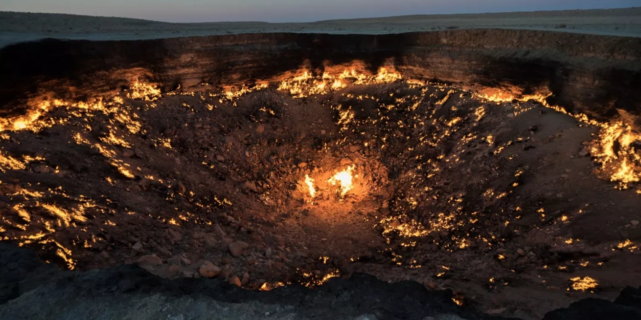 El cráter de gas Darvaza arroja metano a la atmósfera desde hace 50 años