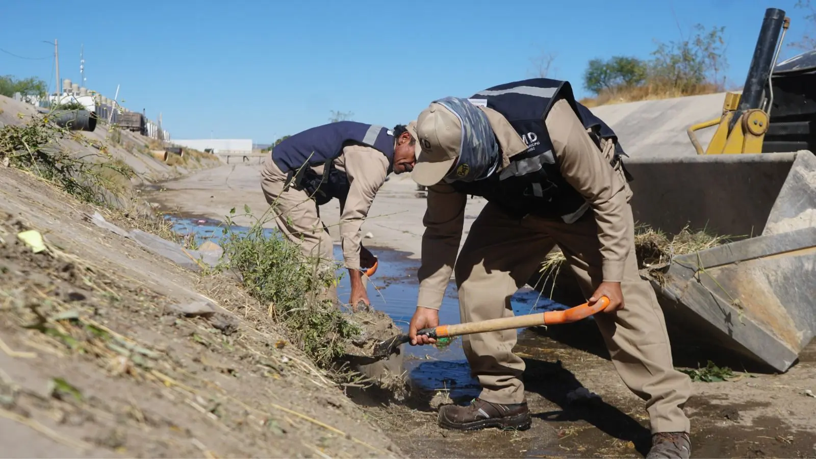 Limpian conductores pluviales para evitar inundaciones