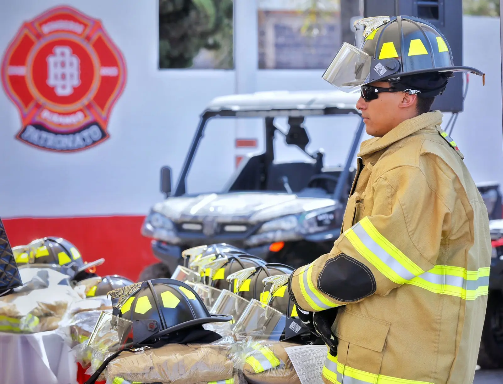 Dotan de equipos a los bomberos de Durango
