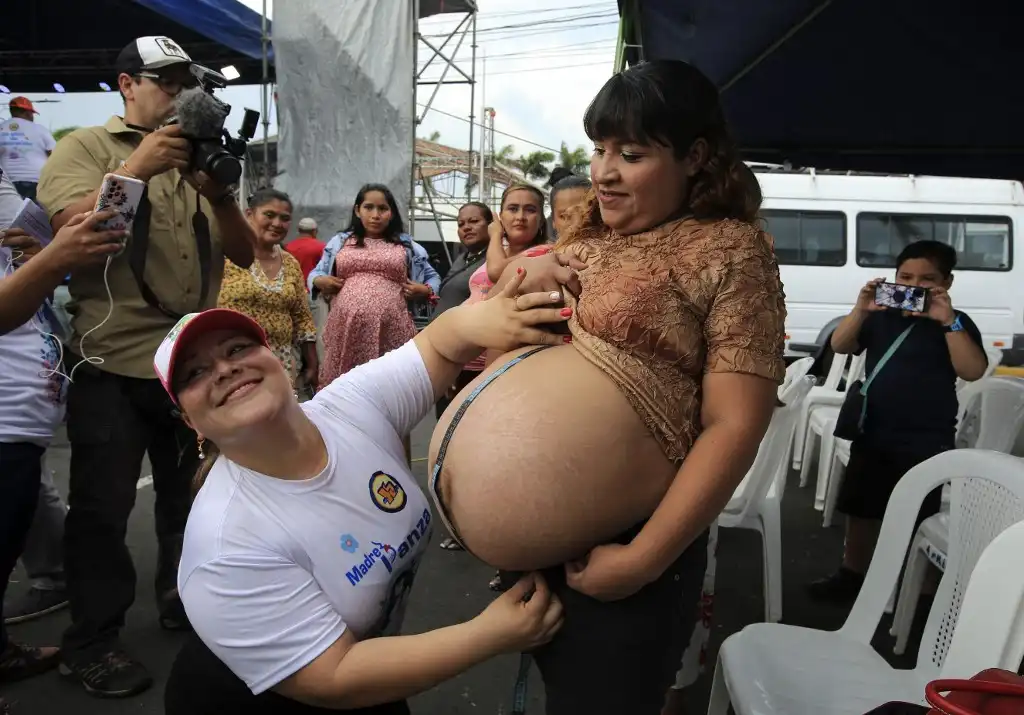 Nicaragua: concurso del vientre más grande celebra la maternidad