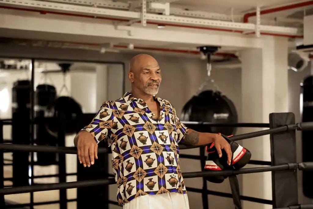 Así como Mohamed Alí, Mike Tyson inaugura un ring en Cannes
