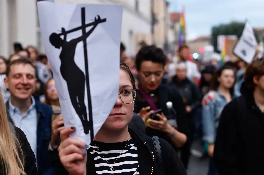 Mujer crucificada Polonia