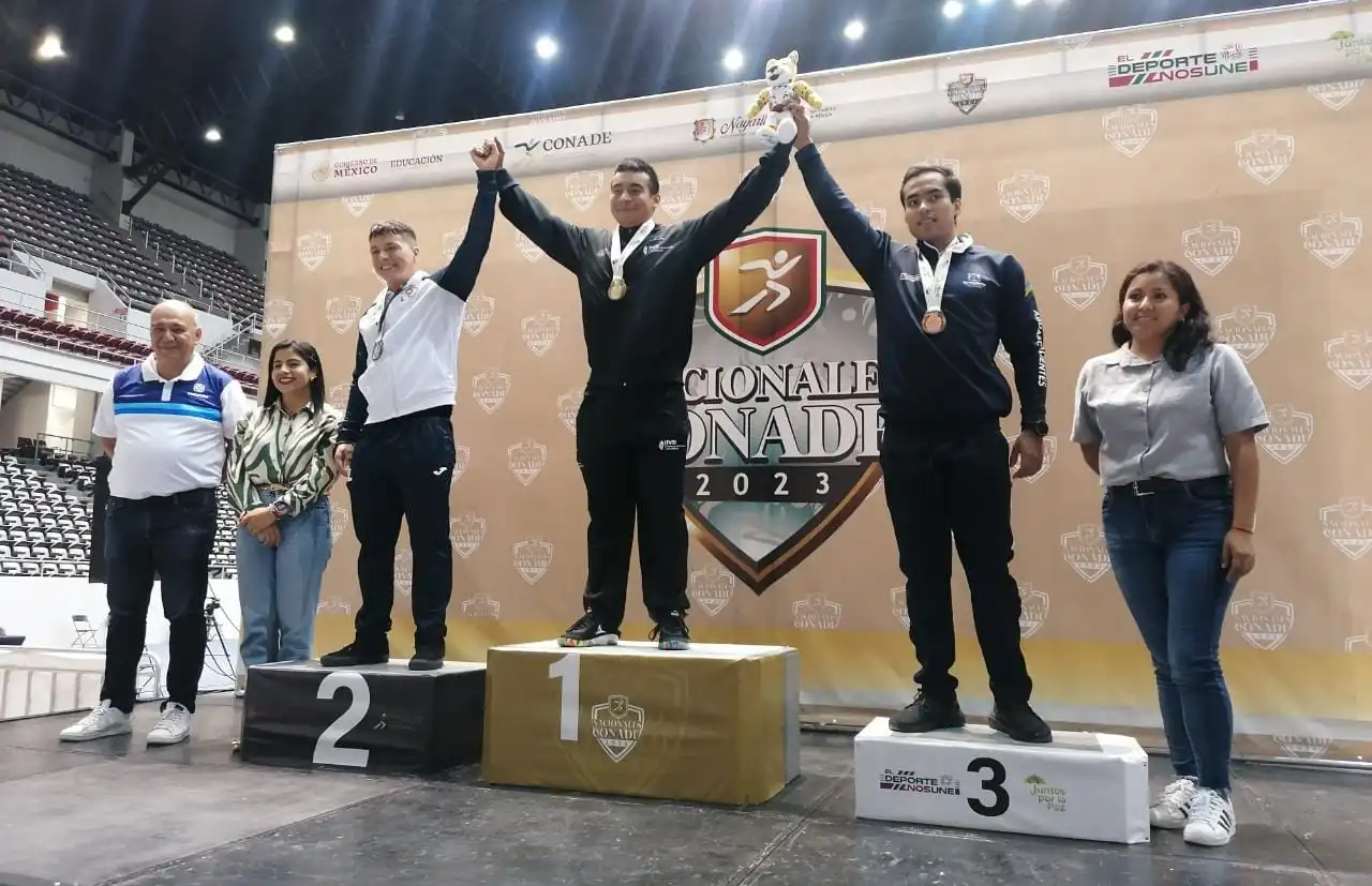 Atleta consigue medalla en levantamiento de pesas