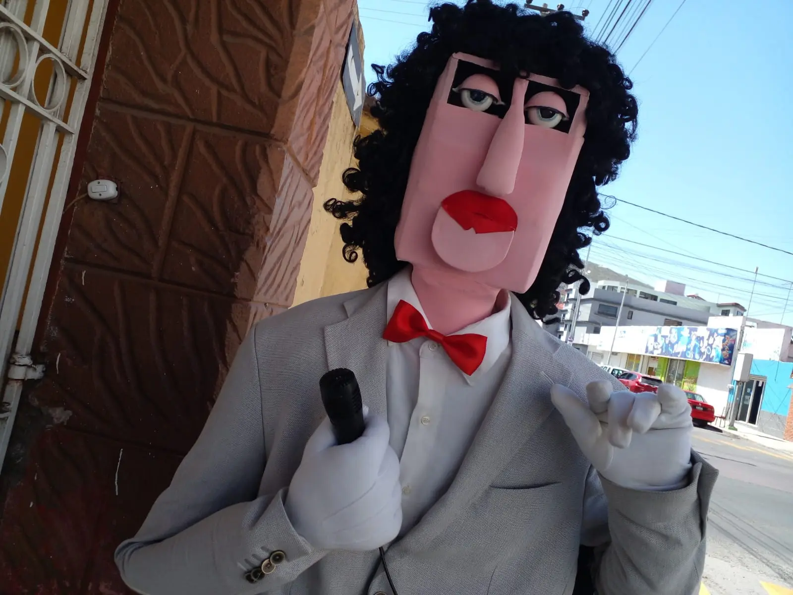 Benjamín es un romántico cantante de las calles de Pachuca