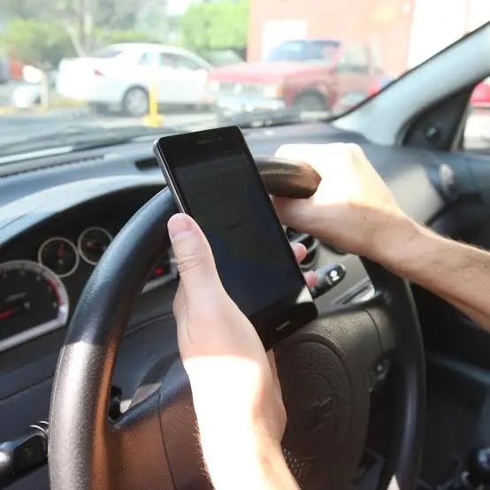 Disminuyen multas por uso de celular al conducir