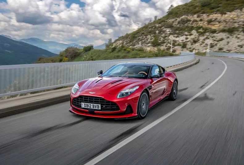 Aston Martin DB12 2024: un éxito sensorial sensacional
