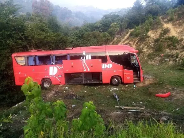 Volcadura de camión de pasajeros deja 22 heridos en Molango
