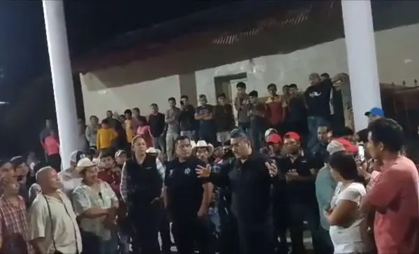 Pobladores de Chapulhuacán amenazan con linchar a alcalde y a policías, tras feminicidio de una menor