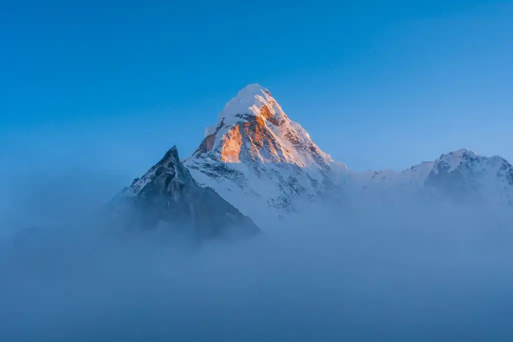 La cima del Everest almacena 9 metros de nieve, revela medición científica