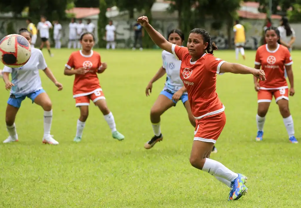 Niñas de Nicaragua aprenden a ser lideresas con el futbol
