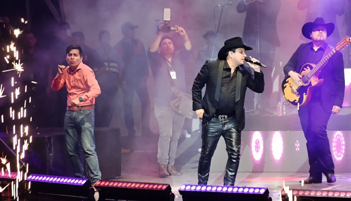 Hassid, el intérprete de lenguaje de señas que lleva la música a fans sordos en la Velaria de la Fenadu