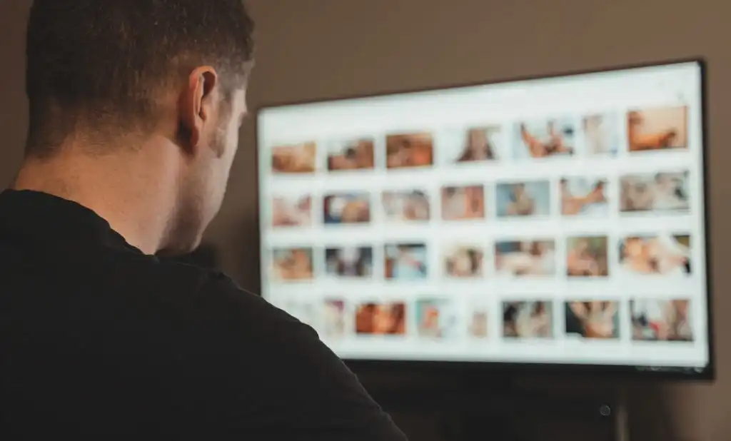 Mujeres, principales víctimas de la pornografía falsa generada por IA