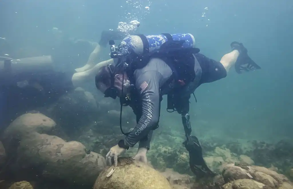 Veteranos del ejército hacen catarsis al plantar corales para salvar los arrecifes