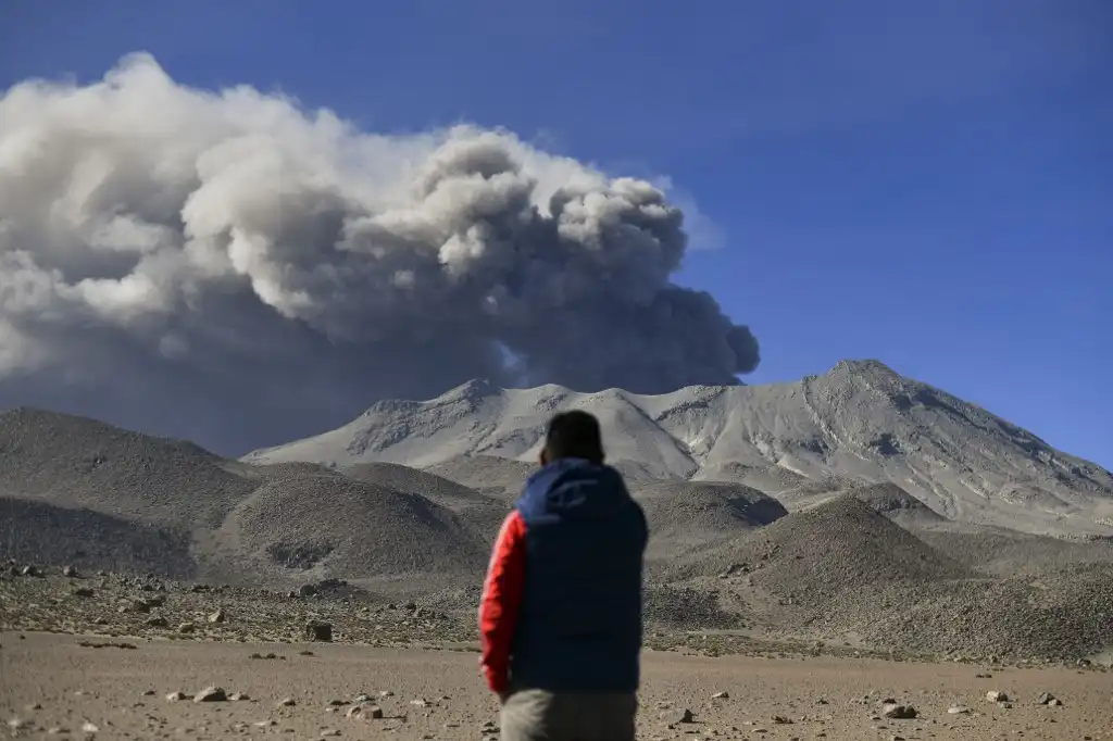 Perú activa estado de emergencia por erupción de volcán Ubinas