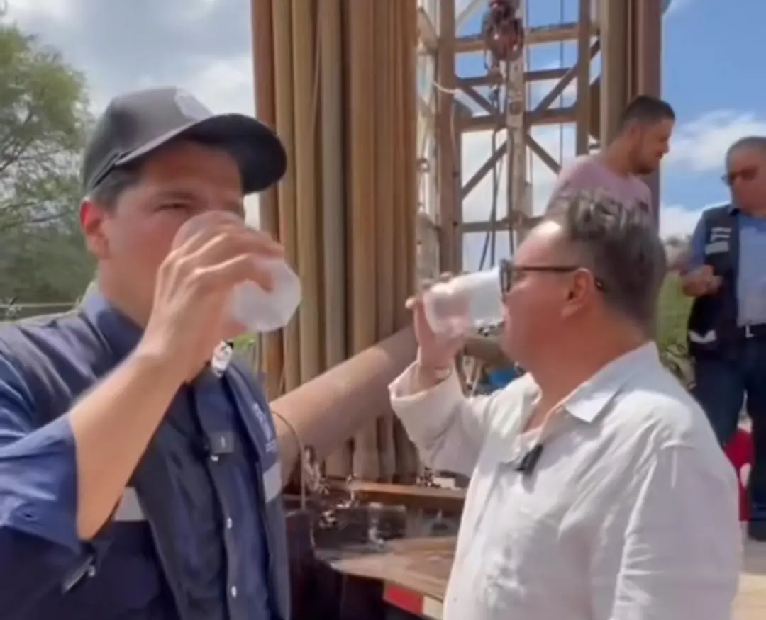 “Tiene una excelente calidad química”, dice Leo al beber agua de pozo
