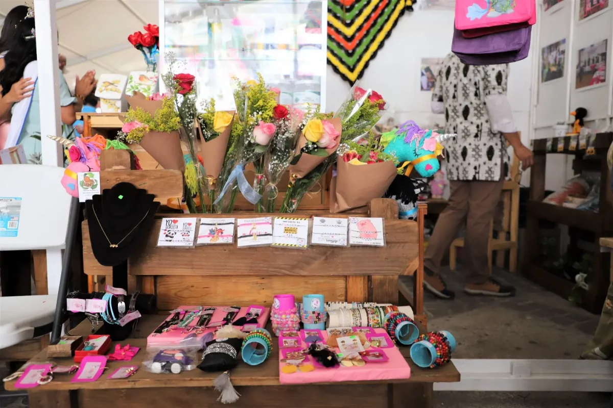 Mujeres emprenden en la Feria de los Chicahuales