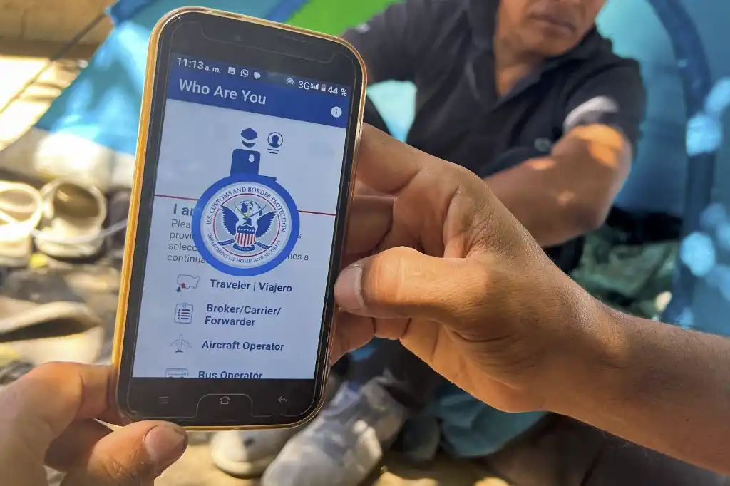 Biden enfrenta demanda por condicionar asilo a uso de aplicación