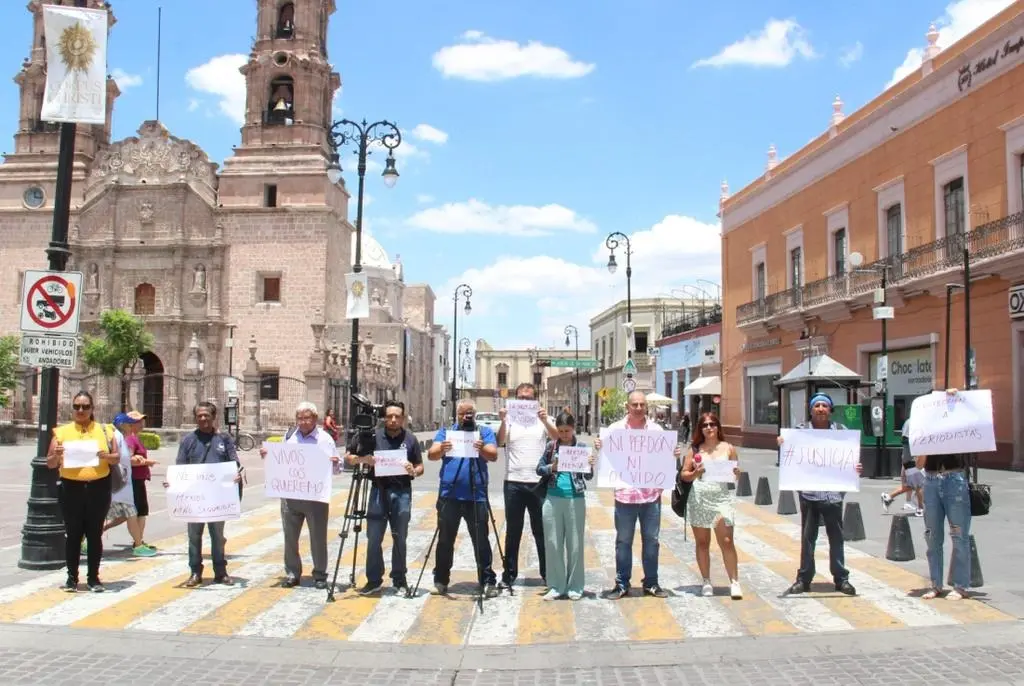 Comunicadores de Aguascalientes se manifiestan por asesinato de Luis Martin Sánchez