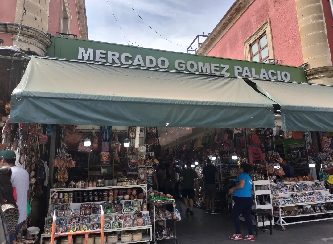Alacranes y mezcal, elevan ventas de comerciantes en Mercado Gómez Palacio