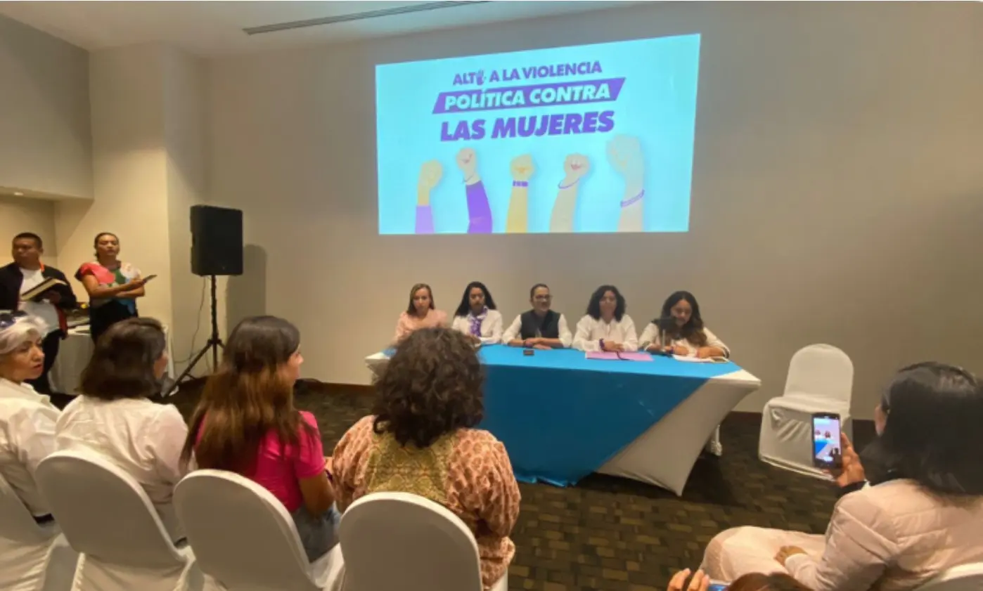 Renuncian a su militancia en el PRI más de 150 mujeres en Hidalgo