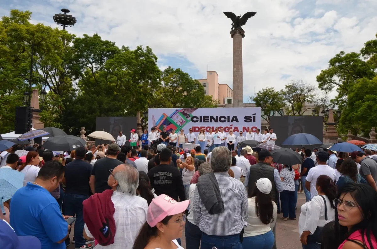 Marchan en contra de libros de texto en Aguascalientes
