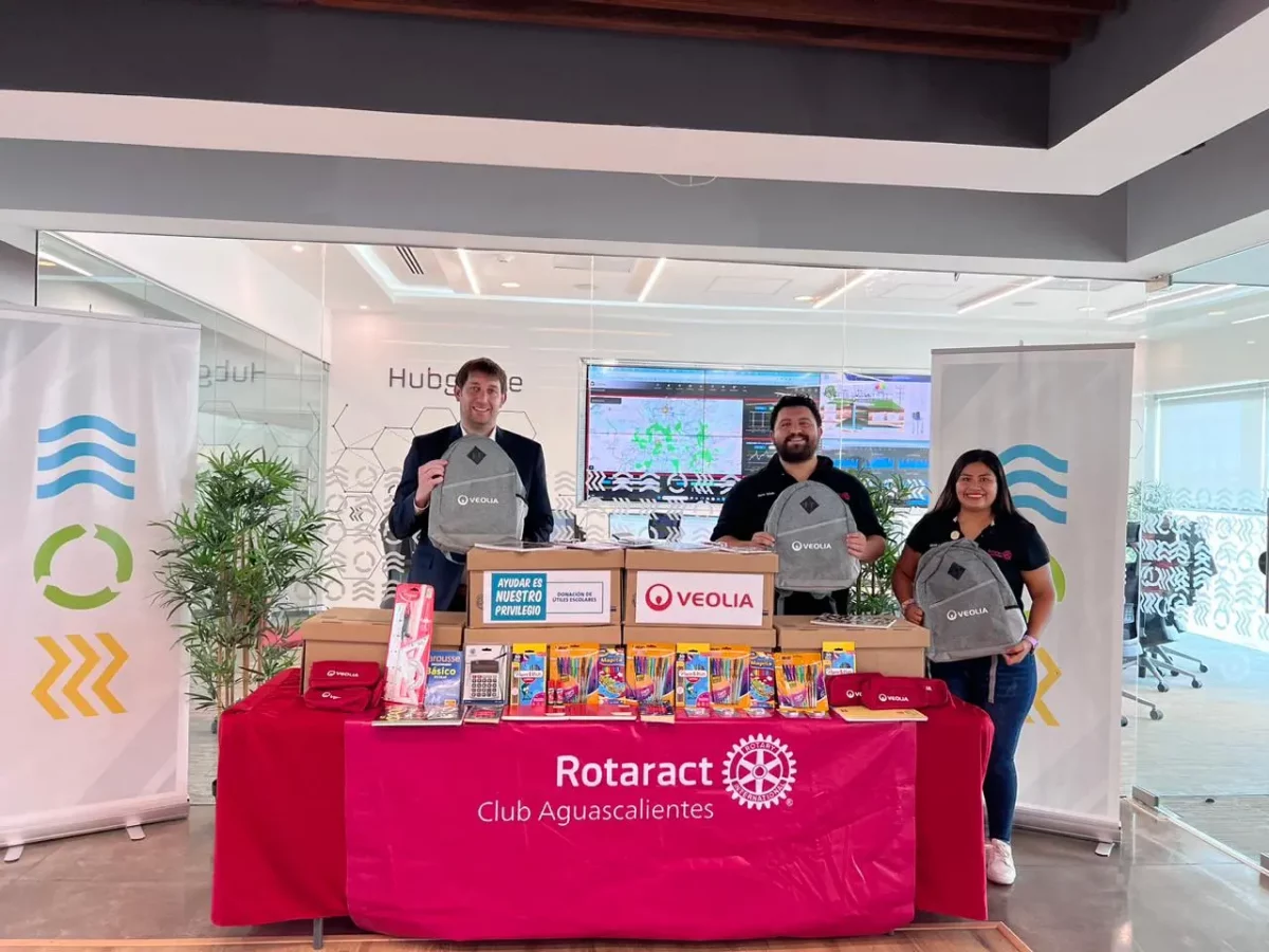 Colabora Veolia con Rotaract en la entrega de útiles escolares
