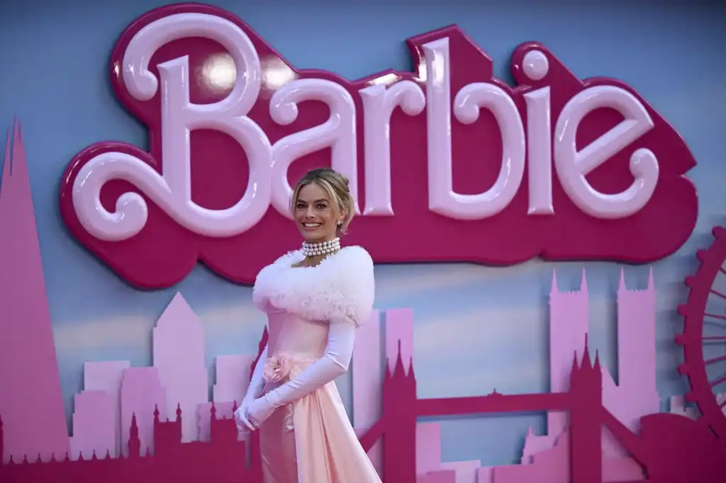 Película &#8216;Barbie&#8217; supera los 1,000 millones de dólares de ingresos mundiales