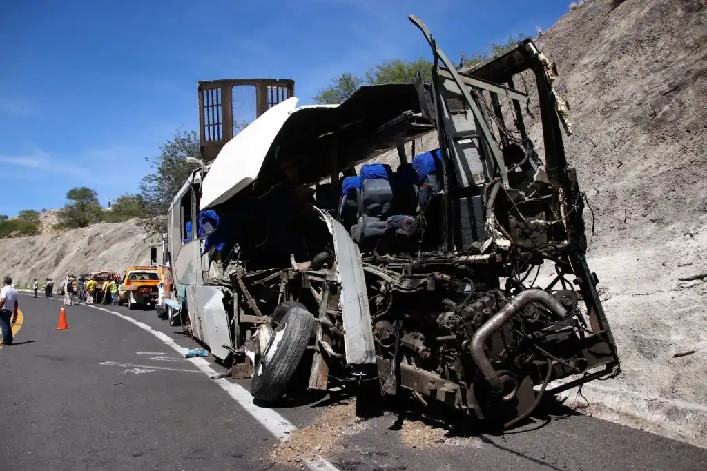 Choque de autobús migrantes