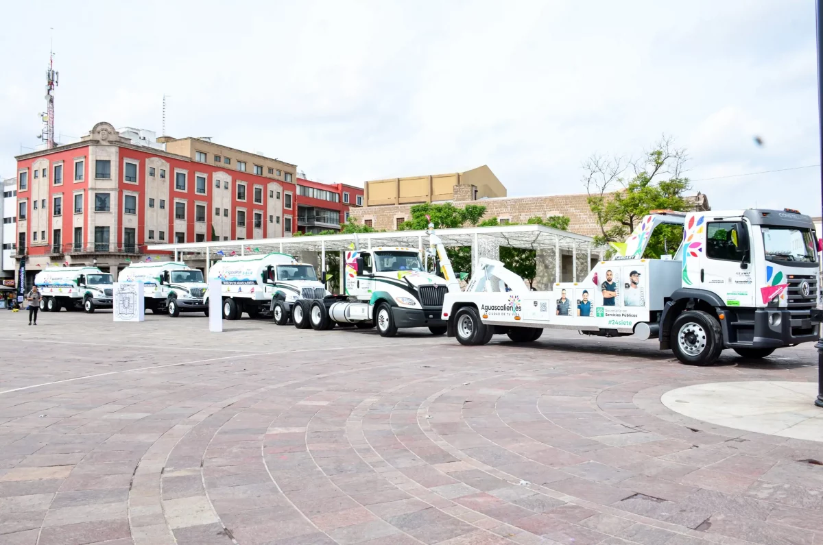 el presidente municipal, Leo Montañez, encabezó la entrega del nuevo equipamiento para la Secretaría de Servicios Públicos (SSP), para la Dirección de Limpia, Parques y Jardines y para el Taller de Mantenimiento de la Dirección de Administración.