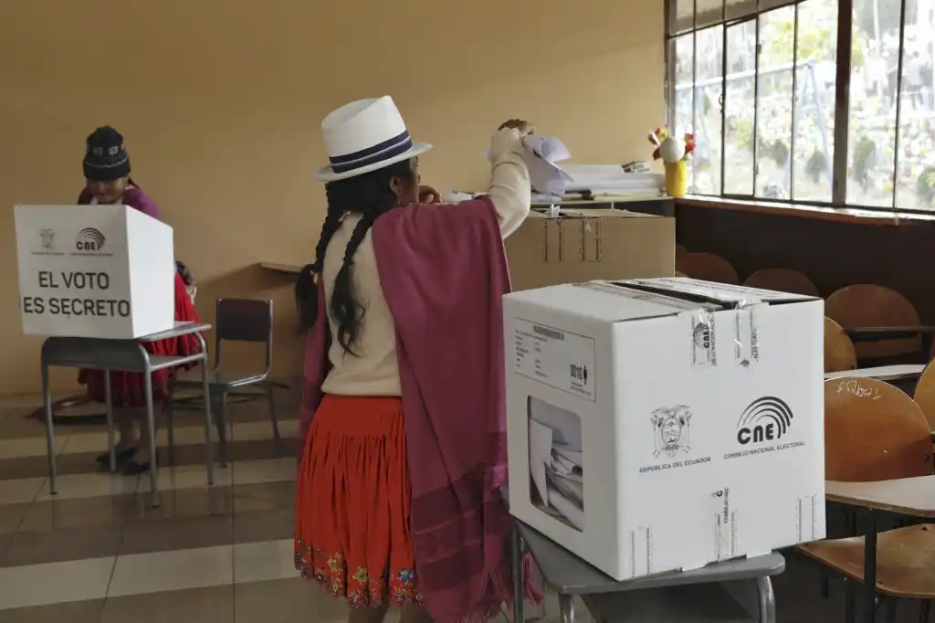 Ecuador va a segunda vuelta electoral para elegir presidente