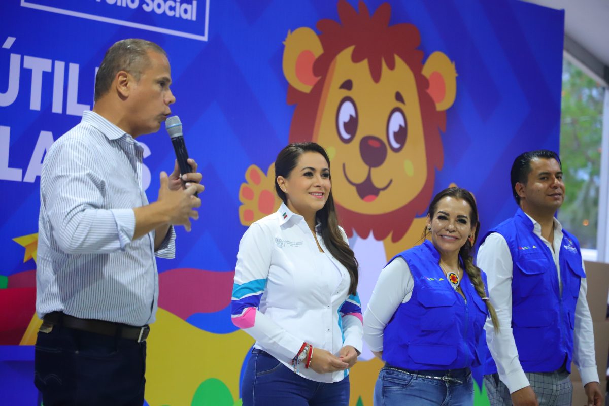 La gobernadora de Aguascalientes, Tere Jiménez, comenzó la entrega de útiles escolares, zapatos, tenis y mochilas, en apoyo a estudiantes de educación básica