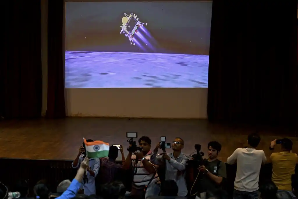 India se convierte en el primer país del mundo en aterrizar en el polo sur de la luna