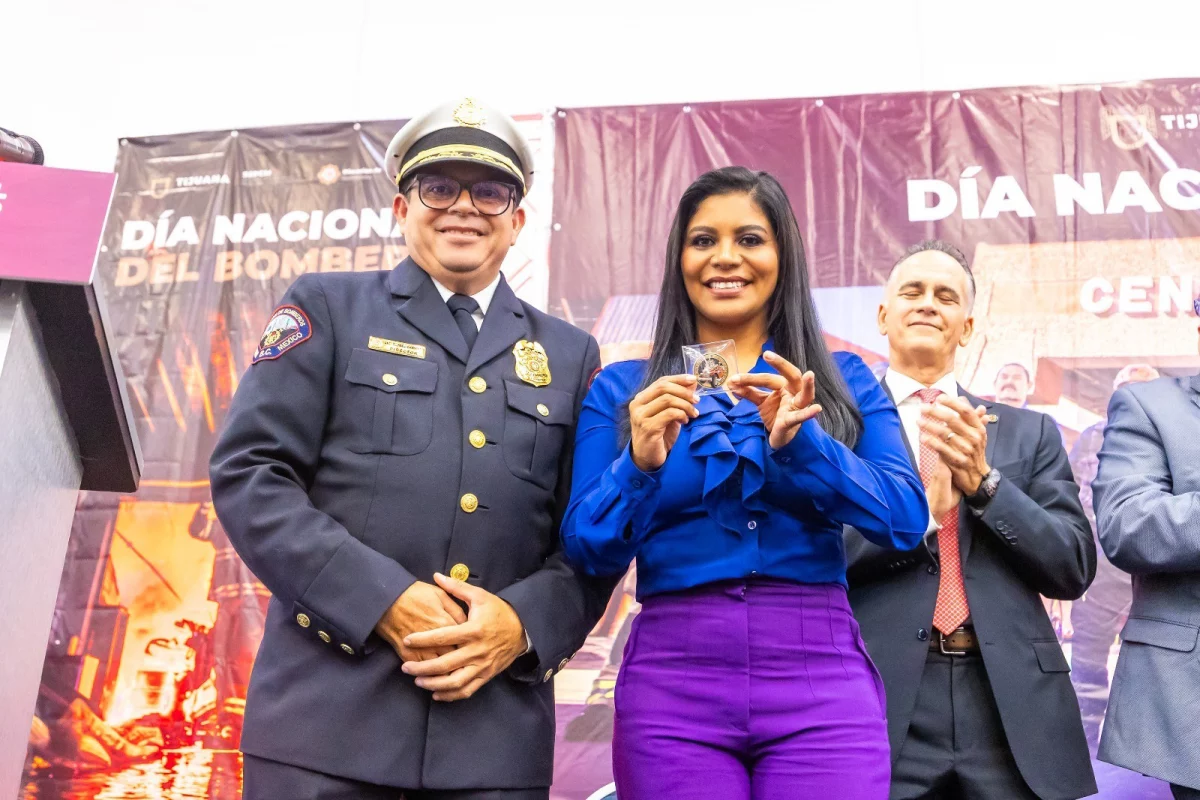 Reconoce Montserrat Caballero labor de bomberos en su día